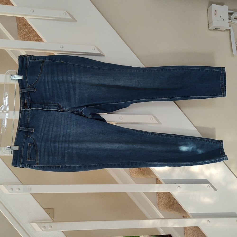 Universal Thread Mid-Rise Jegging